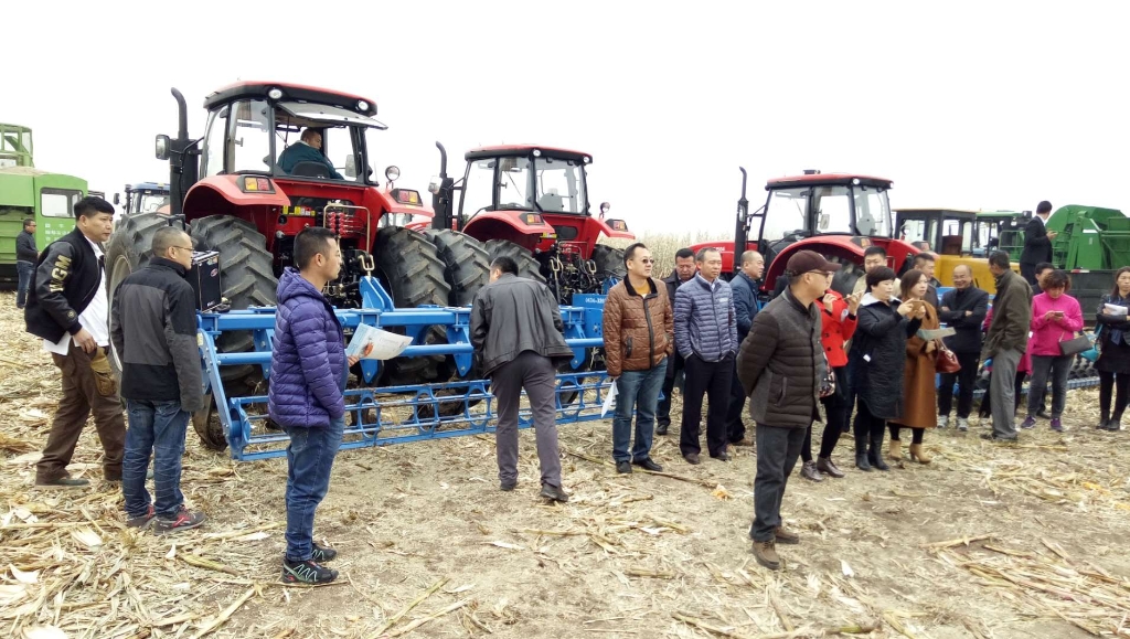 壹号娱乐国三大型拖沓机在黑龙江省深松深耕现场演示会上大放异彩